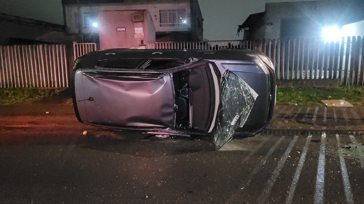 Mulher capota carro após bater em caçamba no bairro Boqueirão, em Curitiba
