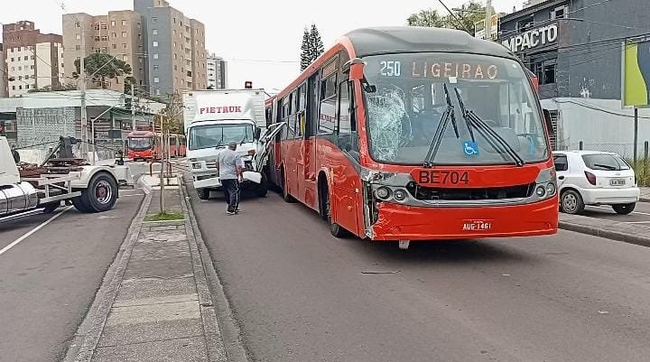Caminhão e ônibus biarticulado colidem no bairro Novo Mundo em Curitiba