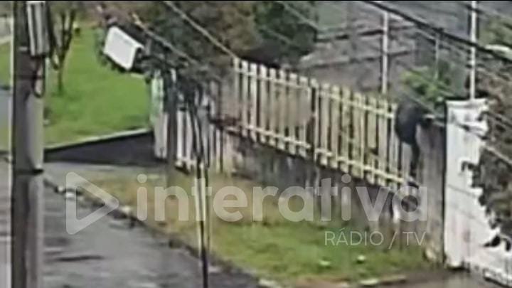Homem é flagrado invadindo residência no bairro Pinheirinho, em Curitiba