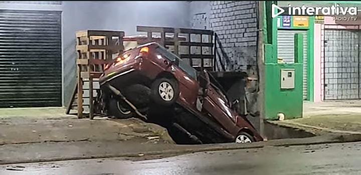 Carro furtado em frente à UPA do Boa Vista é destruído após perseguição e acidente em Almirante Tamandaré