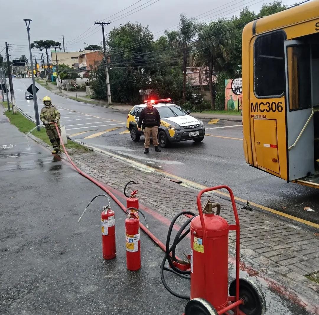 Ônibus pega fogo em Santa Felicidade; é o segundo caso em uma semana em Curitiba