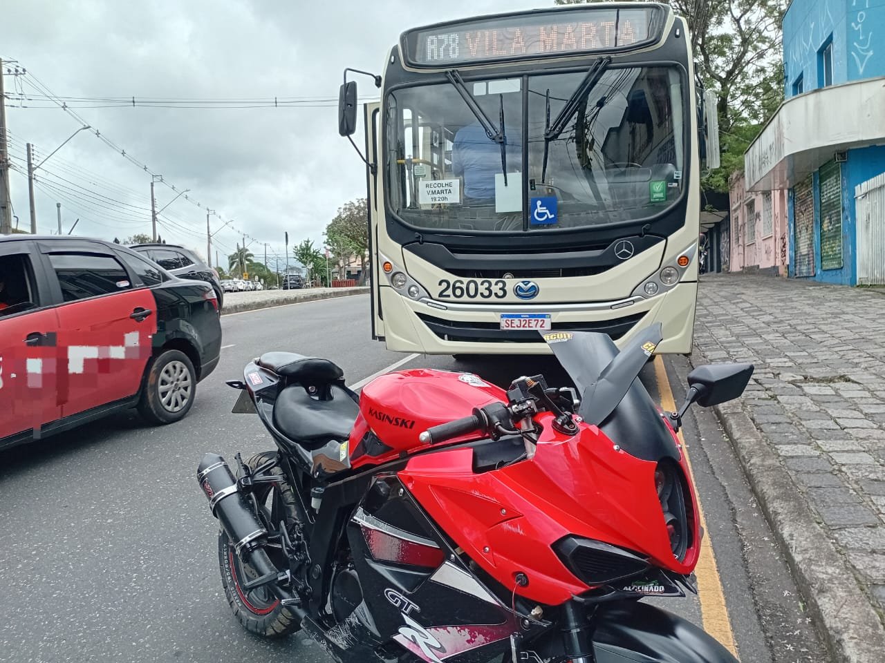 Acidente com ônibus deixa motociclista ferido no São Francisco