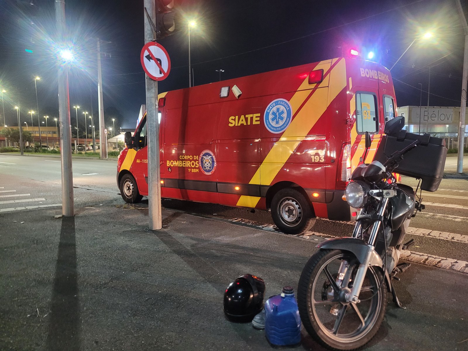 Motociclista de 27 anos fica ferido após ser atingido por carro na Linha Verde, em Curitiba