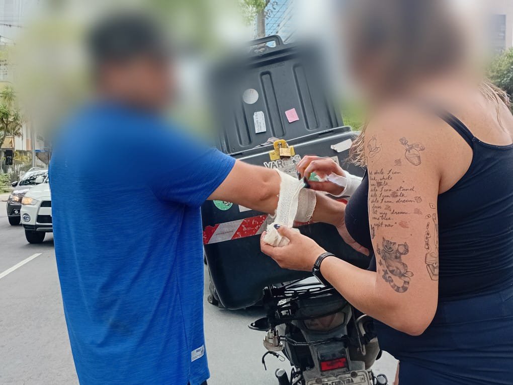 Motociclista fica ferido após ser atingido por carro em alta velocidade no Centro Cívico