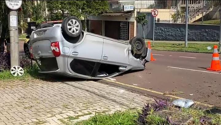 Toyota Etios capota após colisão no bairro Rebouças, em Curitiba