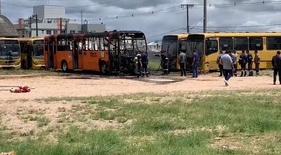Fogo destrói três ônibus em empresa de transporte em Fazenda Rio Grande