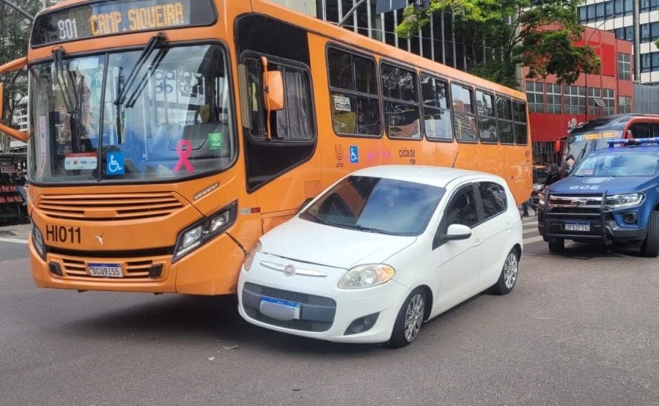 Ônibus colide com carro de aplicativo e causa lentidão no Centro de Curitiba