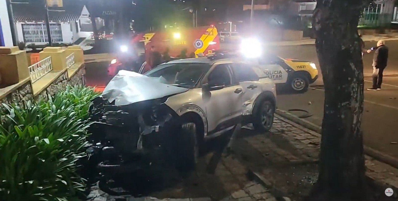 Motociclista fica gravemente ferido após acidente entre carro e moto no Bigorrilho