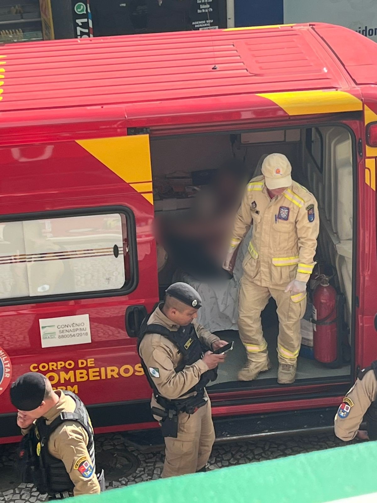 Homem em surto tenta invadir ótica e ameaça ex-patrão no Centro de Curitiba