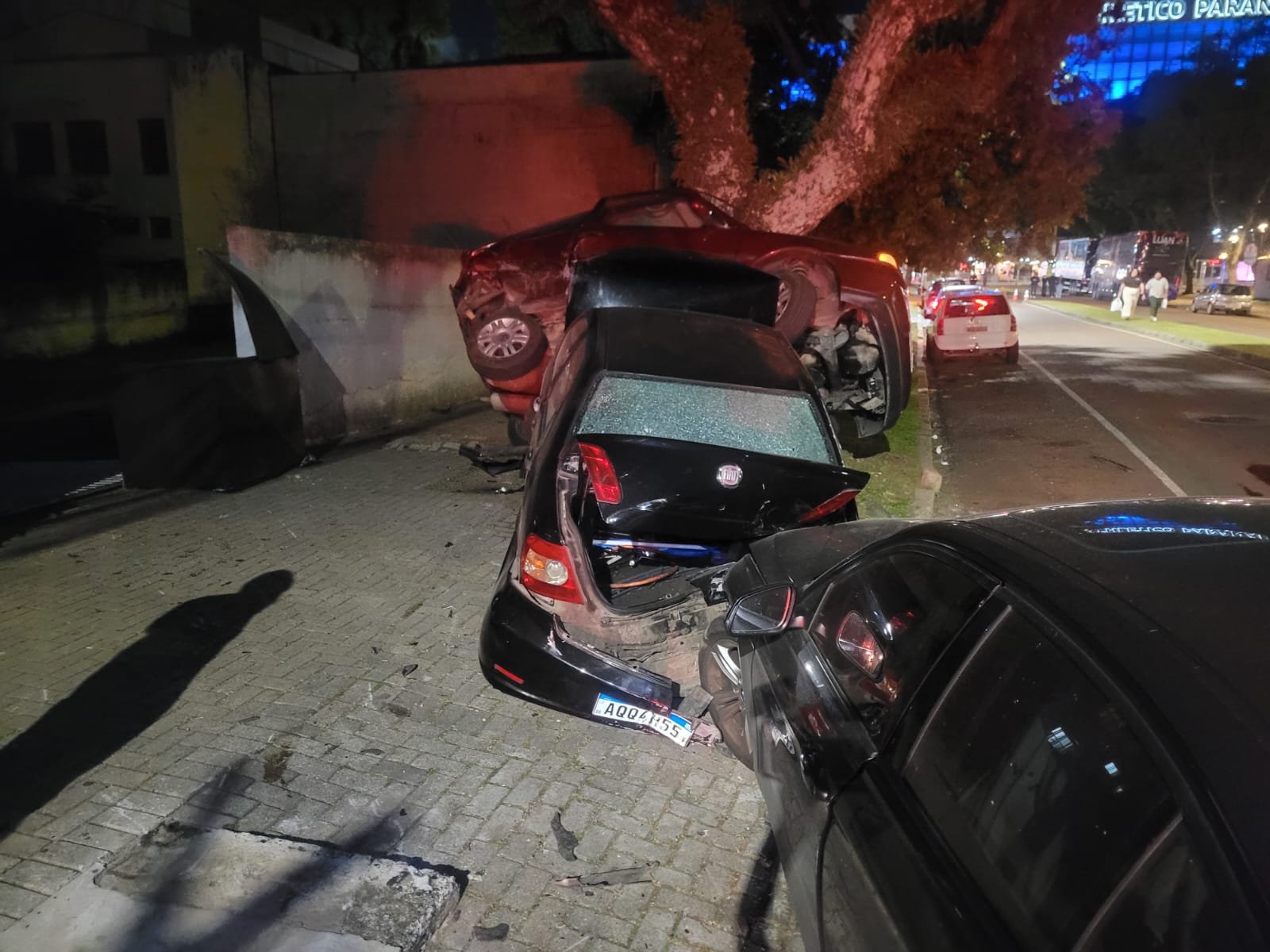 Médico com sinais de embriaguez causa acidente em alta velocidade com BMW em Curitiba