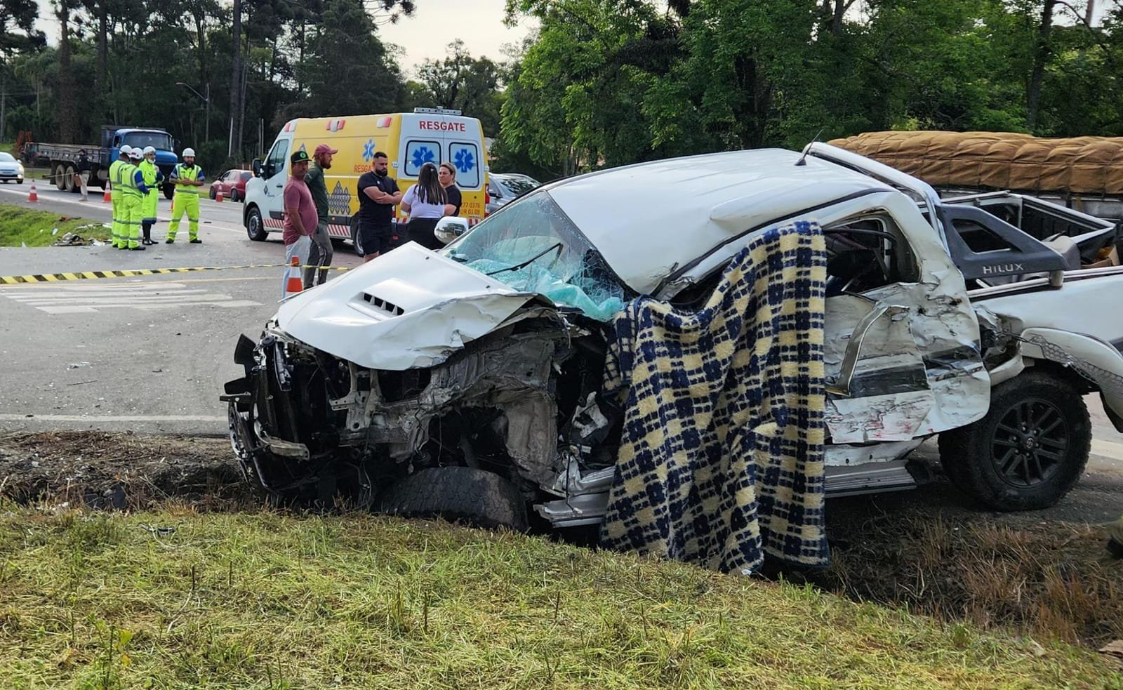 Câmeras registram colisão fatal na BR-476; duas pessoas morrem e criança fica ferida