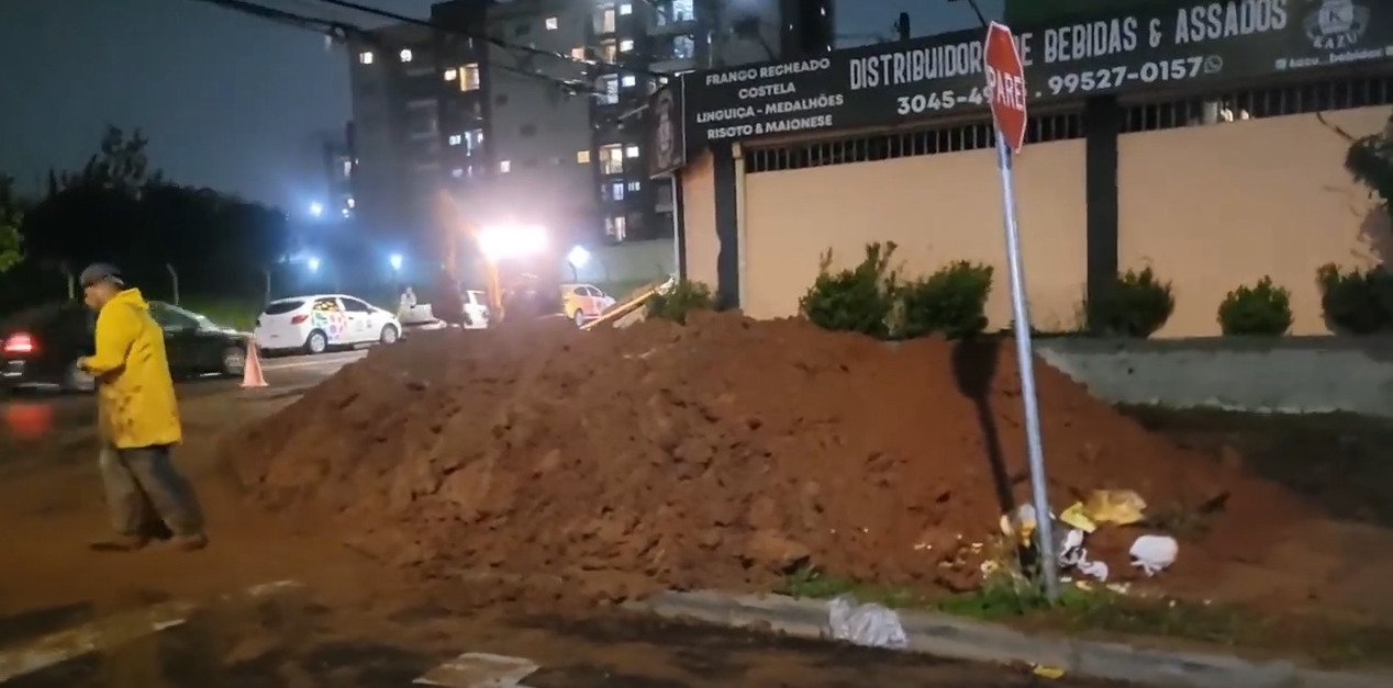 Trabalhador escapa da morte em obra de esgoto no Fanny