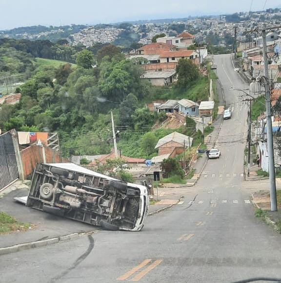 Caminhão capota em rua conhecida por acidentes em Almirante Tamandaré