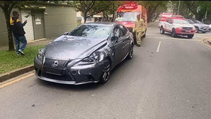 Motociclista fica em estado grave após forte colisão em cruzamento nas Mercês Acidente ocorreu na tarde desta quarta-feira (12), em Curitiba