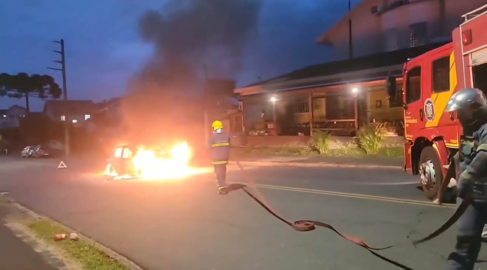 CARRO PEGA FOGO NO MEIO DA RUA E FICA TOTALMENTE DESTRUÍDO