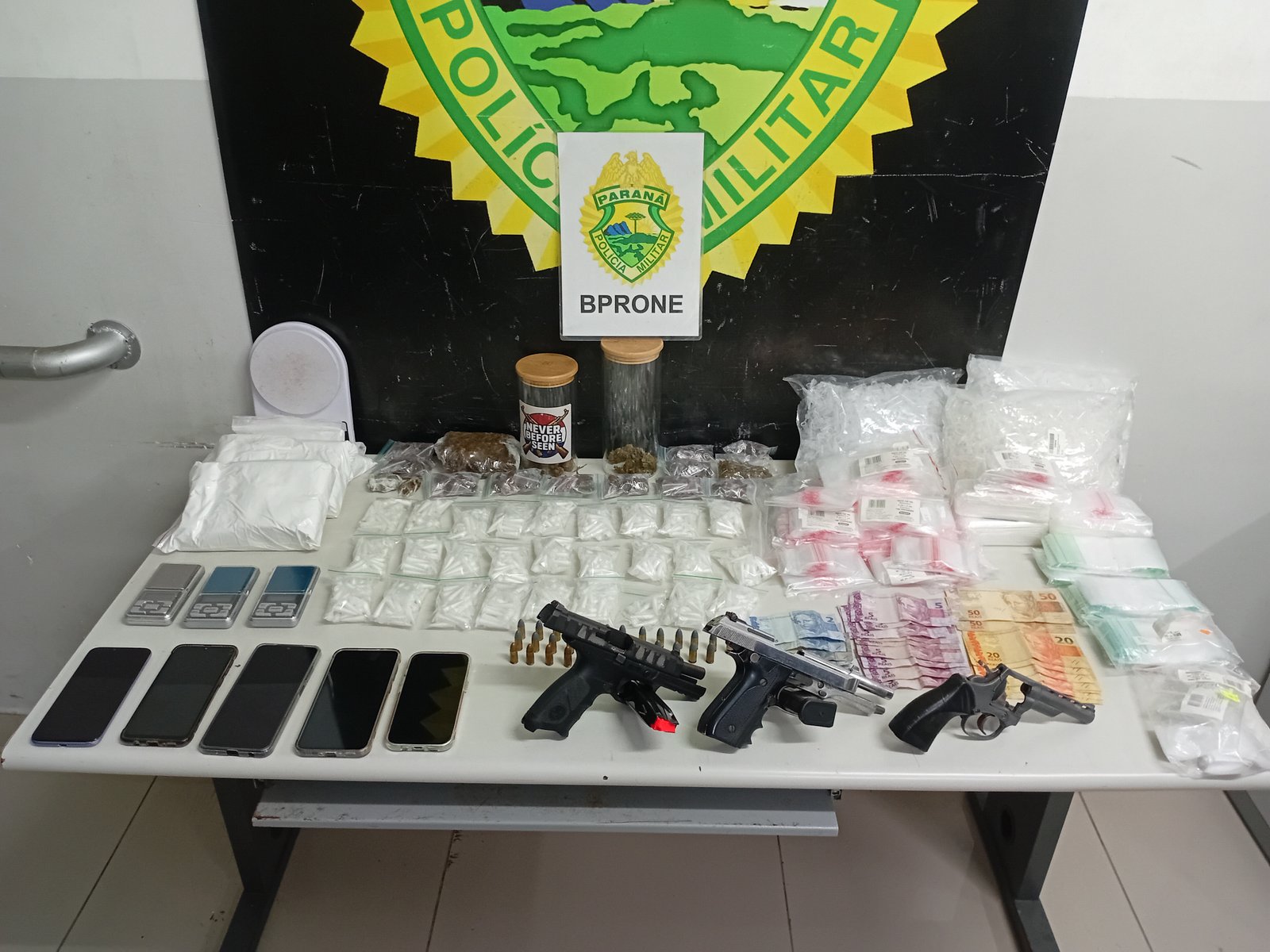 Rone desmonta esquema de drogas no Uberaba e Cajuru e prende quatro suspeitos