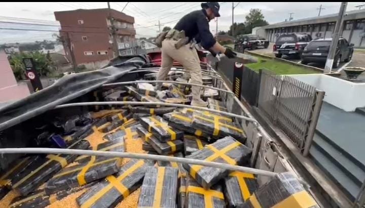 PRF intercepta caminhão e apreende quase 2,5 toneladas de maconha na BR-277