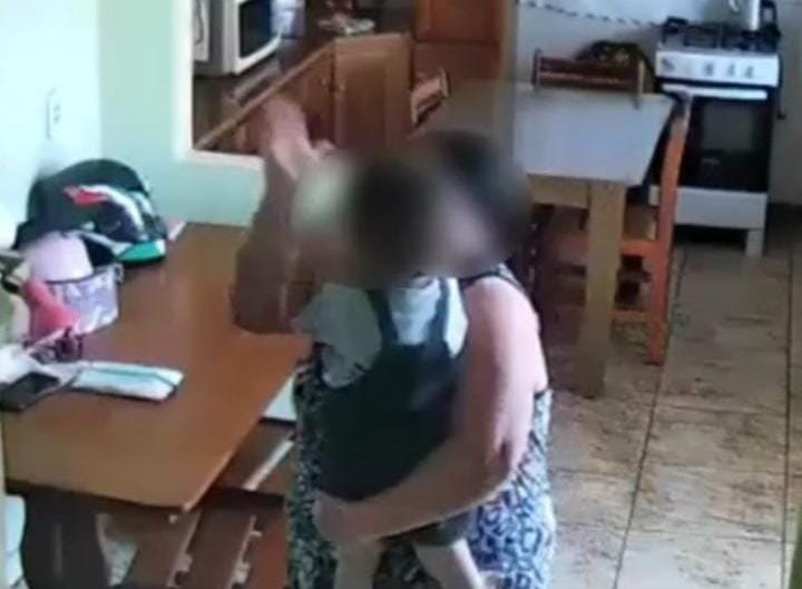 Babá é flagrada agredindo criança de 2 anos em Almirante Tamandaré