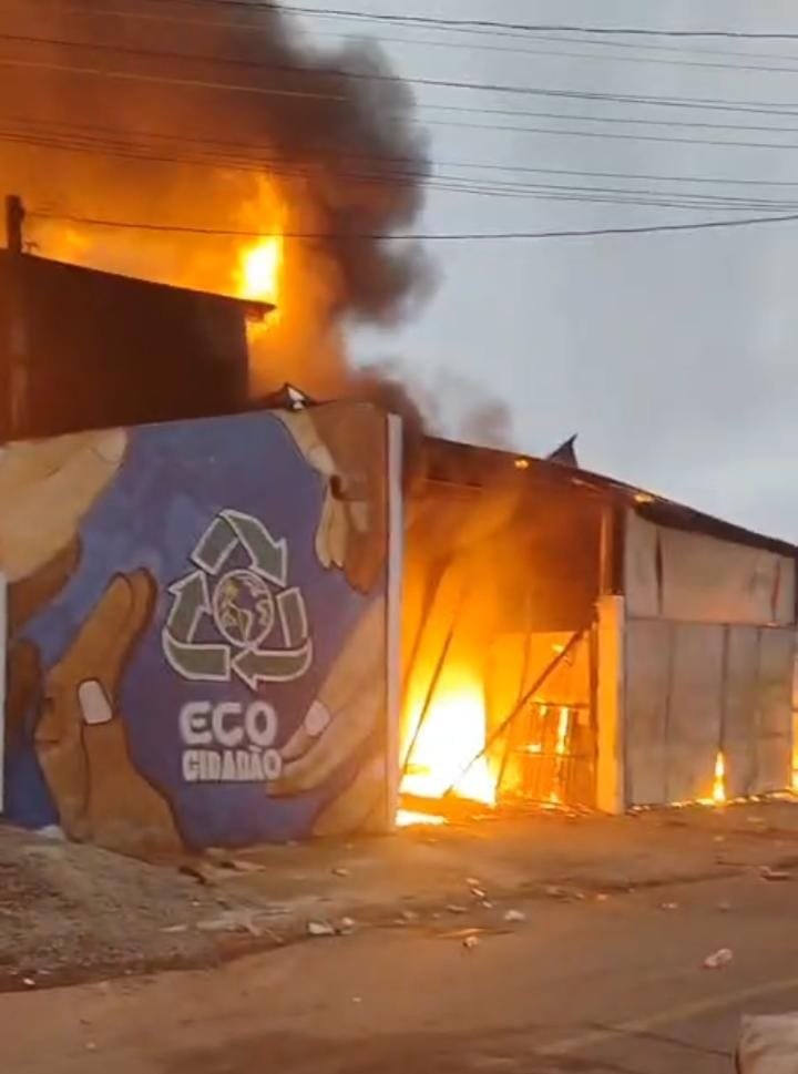 Incêndio destrói barracão e atinge casas no Parolin