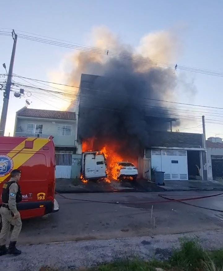 Incêndio atinge oficina e destrói veículos no bairro Eucaliptos, em Fazenda Rio Grande