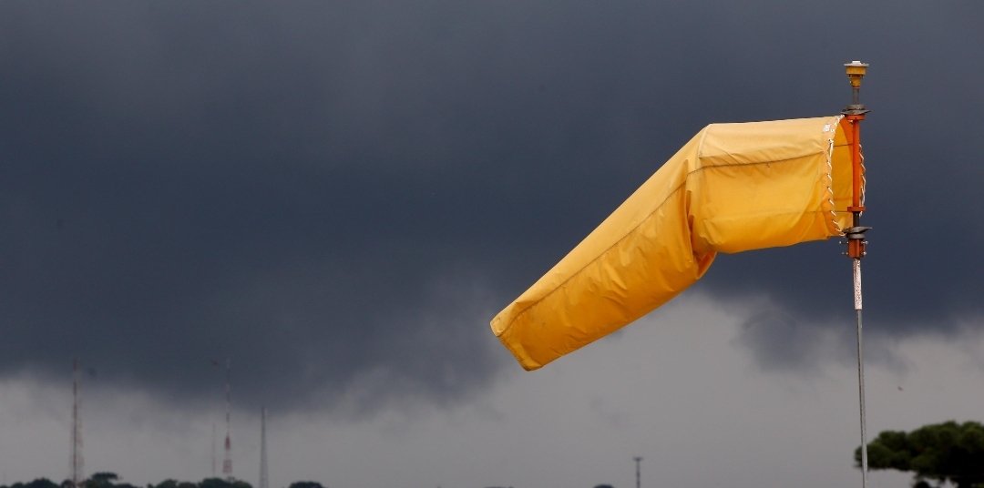 Ciclone causa estragos e 53 mil imóveis sem energia elétrica no Paraná