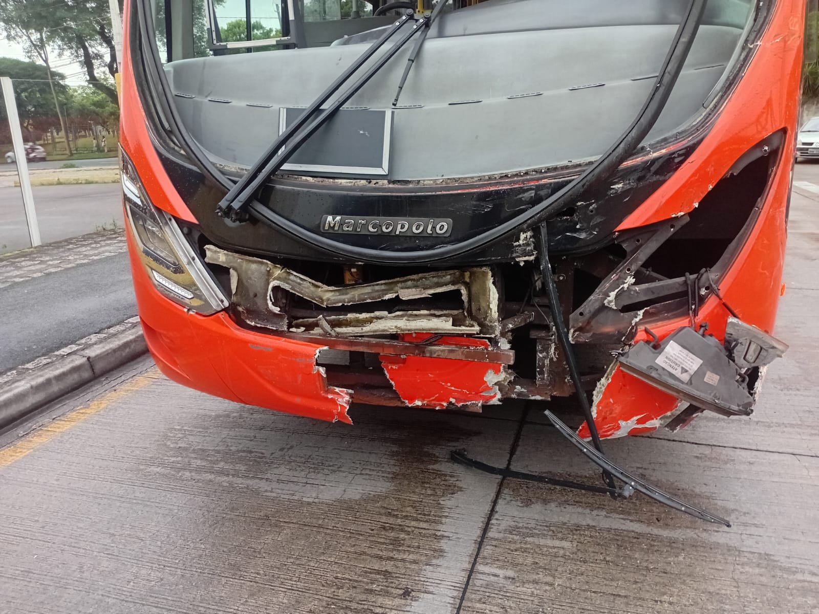 Colisão violenta entre carro e biarticulado no bairro Capão Raso em Curitiba