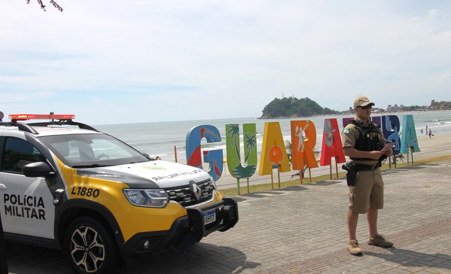 PMPR promove ação preventiva e de aproximação com veranistas em Guaratuba