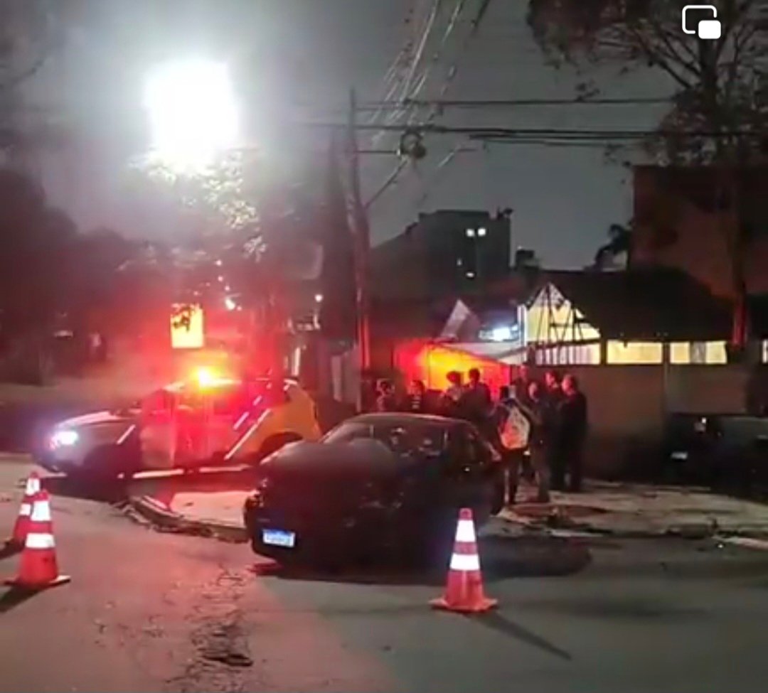 Colisão entre dois veículos termina com carro prensado entre árvore e muro no Capão da Imbuía