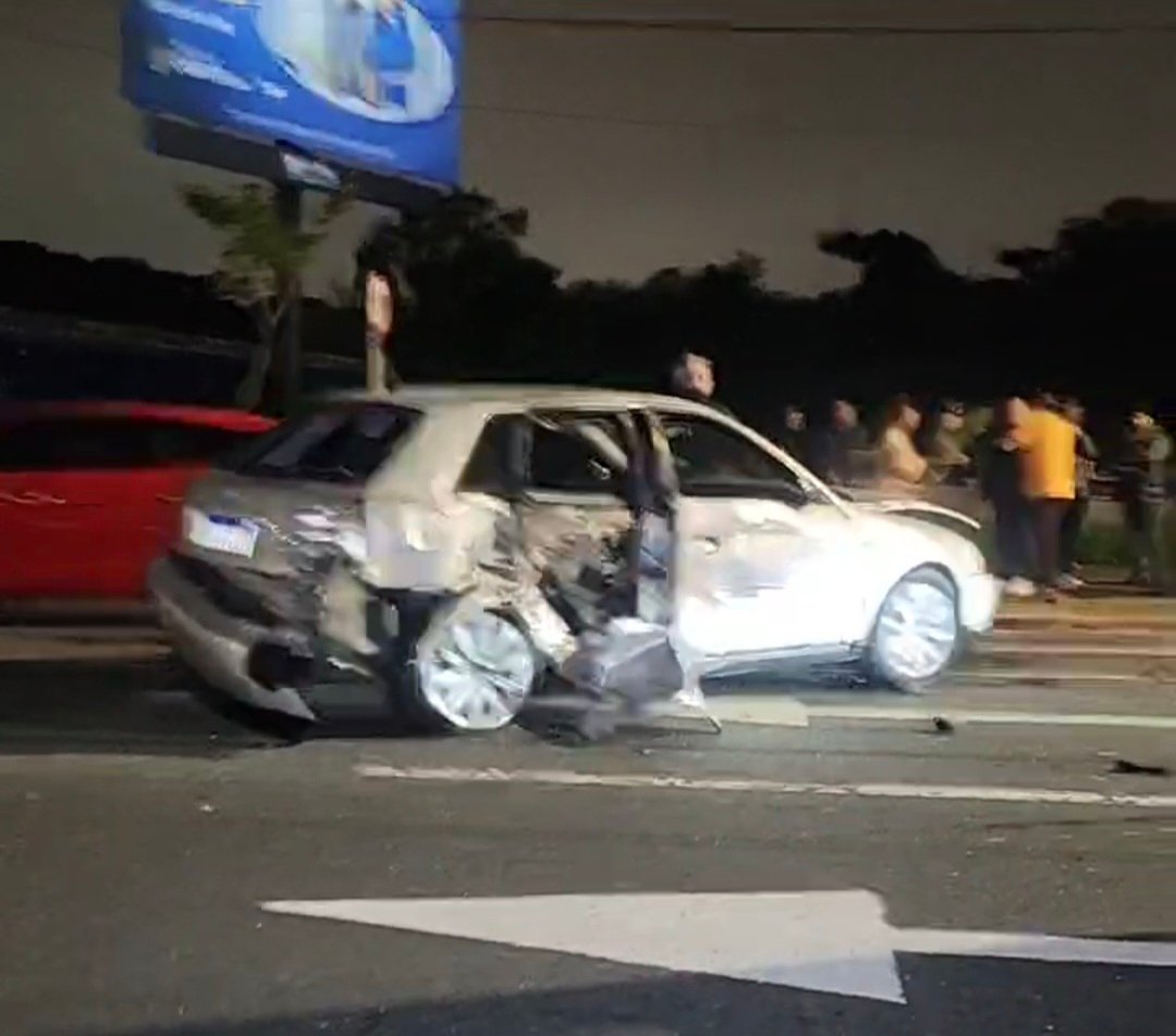Acidente entre Nivus e Audi causa congestionamento na Avenida das Torres; suspeita de racha será apurada