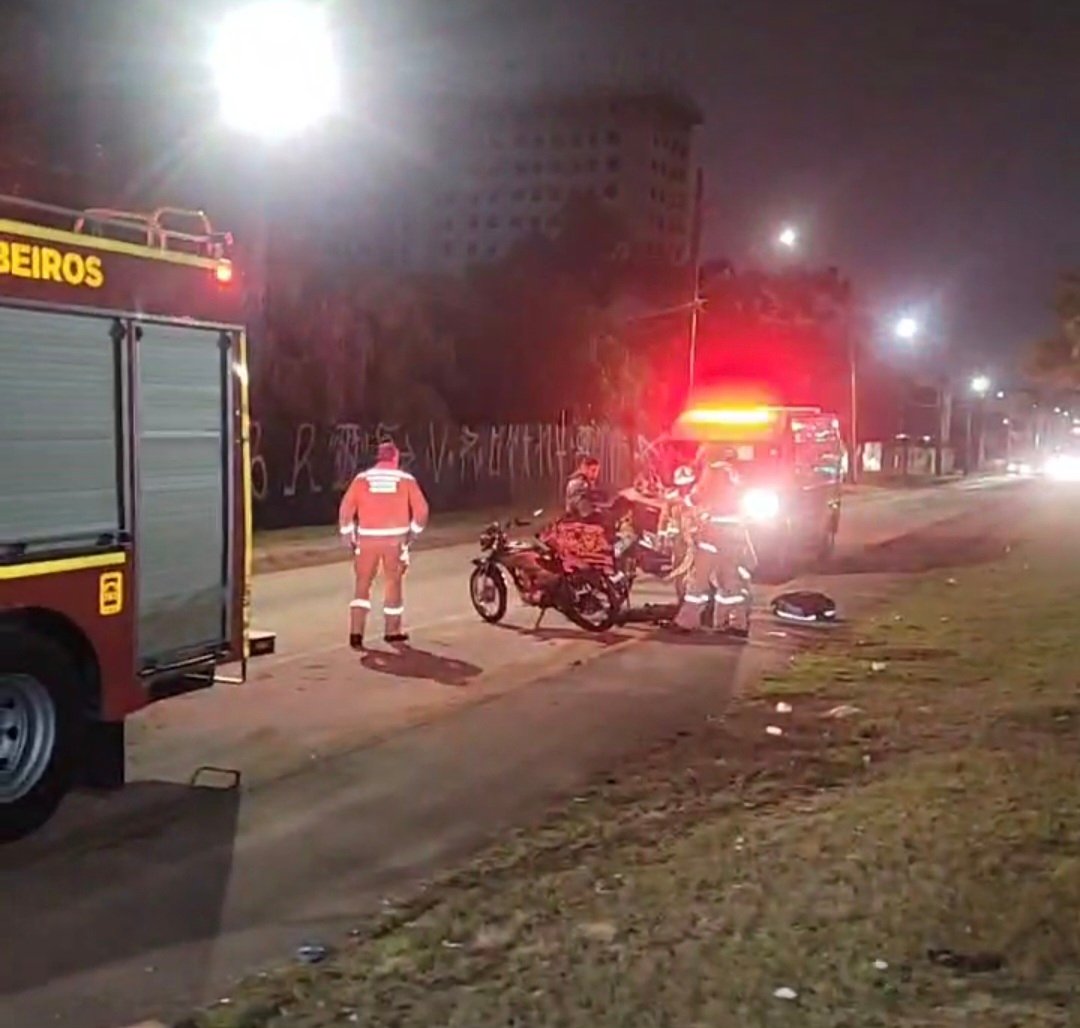Motoboy fica ferido após ser atingido por carro que fugiu sem prestar socorro na Linha Verde