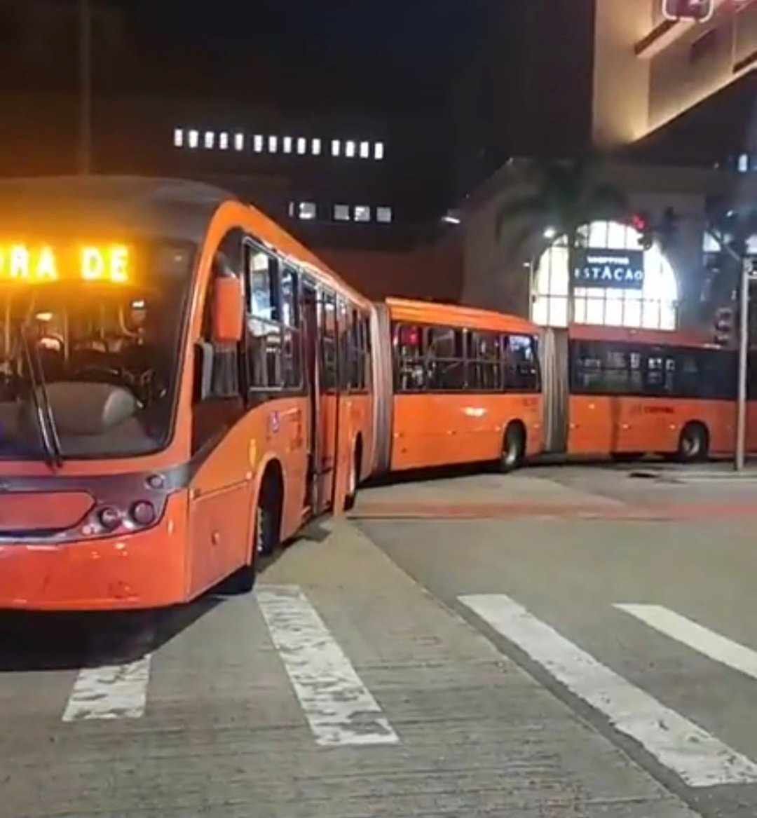 Idosa de 77 anos é atropelada por biarticulado no Centro de Curitiba e fica em estado grave